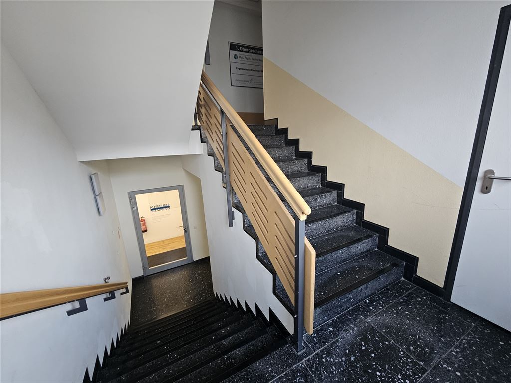 geräumiges Treppenhaus
